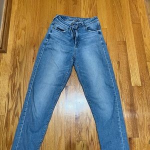 American eagle medium wash mom jeans size 2